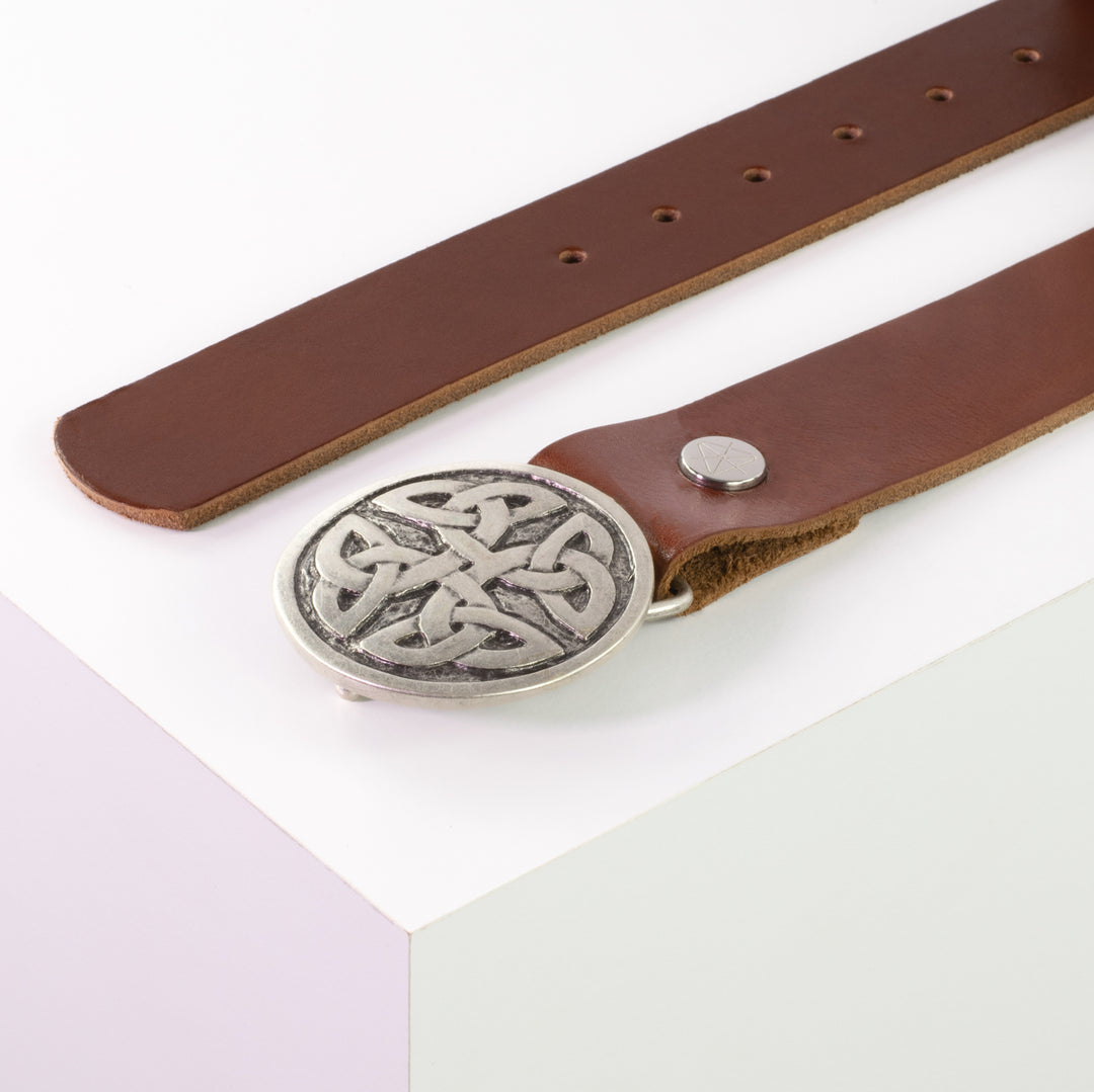 Ledergürtel 4cm mit Schnalle Gordischer Knoten rund silber cognac ohne Muster