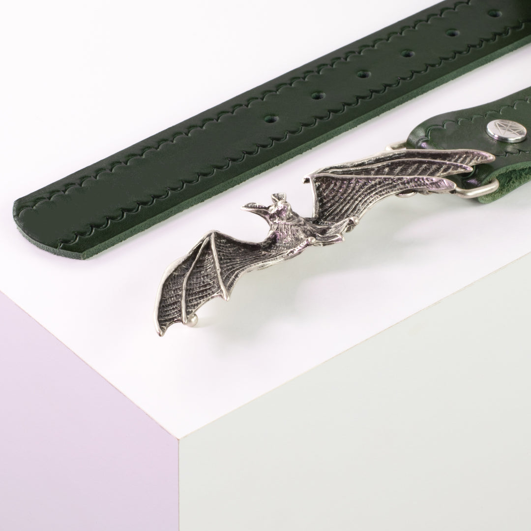 Ledergürtel 4cm mit Schnalle Fledermaus grün kleine Welle