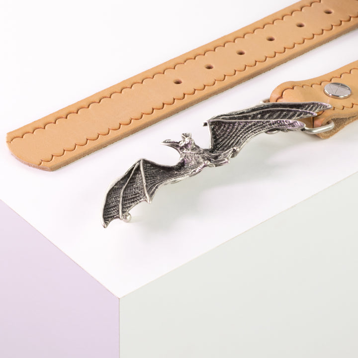 Ledergürtel 4cm mit Schnalle Fledermaus natur kleine Welle