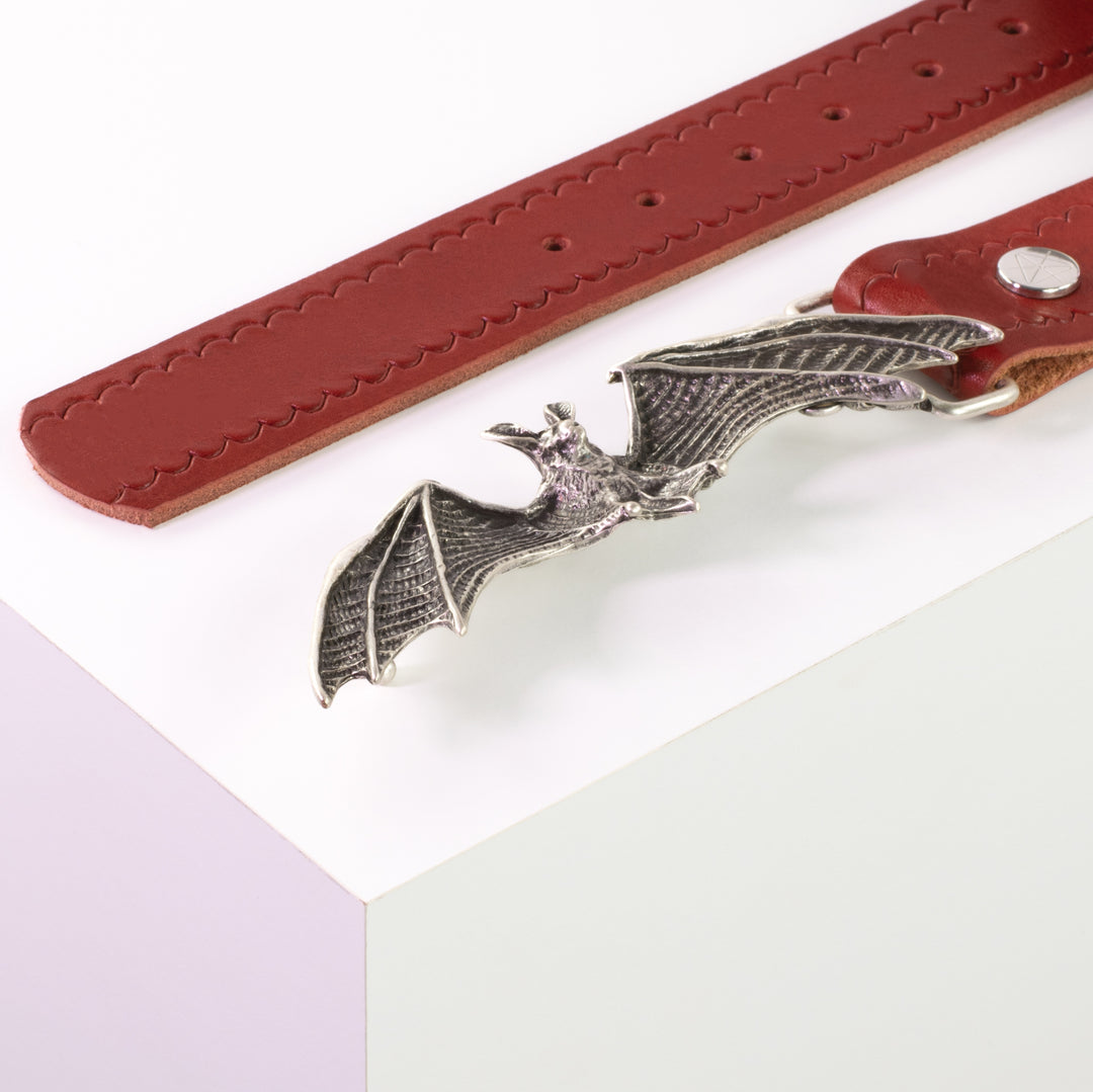 Ledergürtel 4cm mit Schnalle Fledermaus rot kleine Welle
