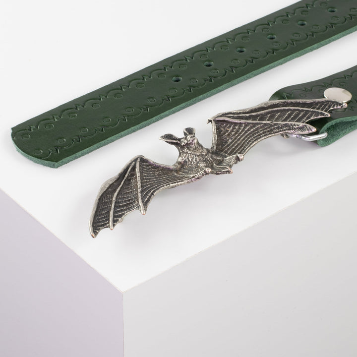 Ledergürtel 4cm mit Schnalle Fledermaus grün Lochwelle