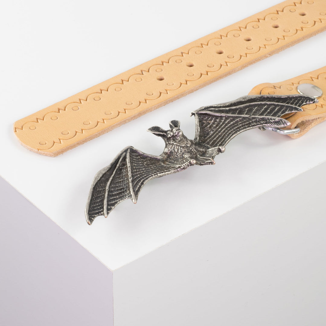 Ledergürtel 4cm mit Schnalle Fledermaus natur Lochwelle