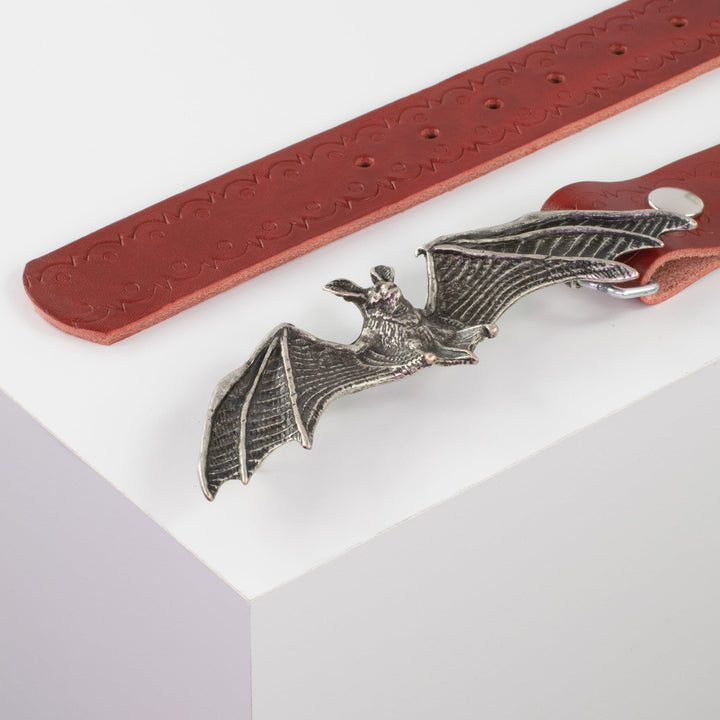 Ledergürtel 4cm mit Schnalle Fledermaus rot Lochwelle