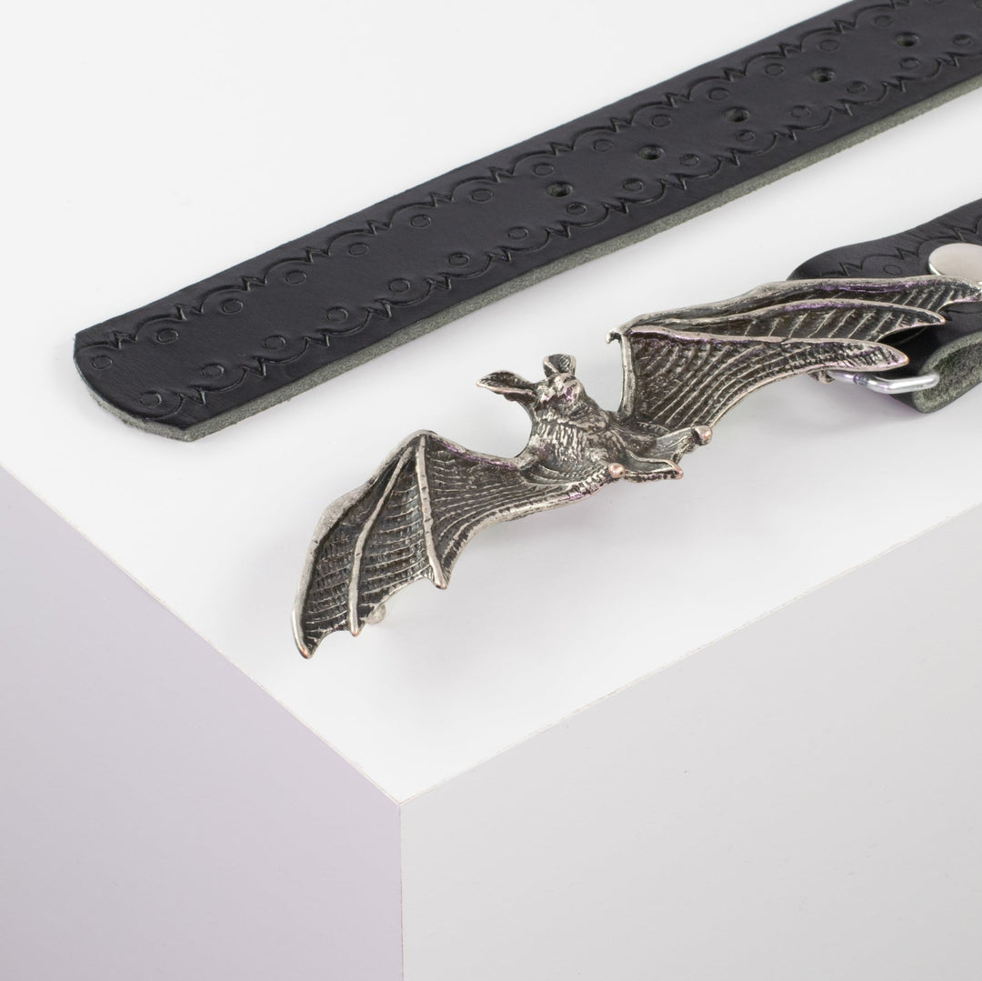 Ledergürtel 4cm mit Schnalle Fledermaus schwarz Lochwelle